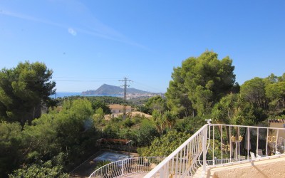 Sunny Mediterranean villa with lovely views near the golf club of Altea.